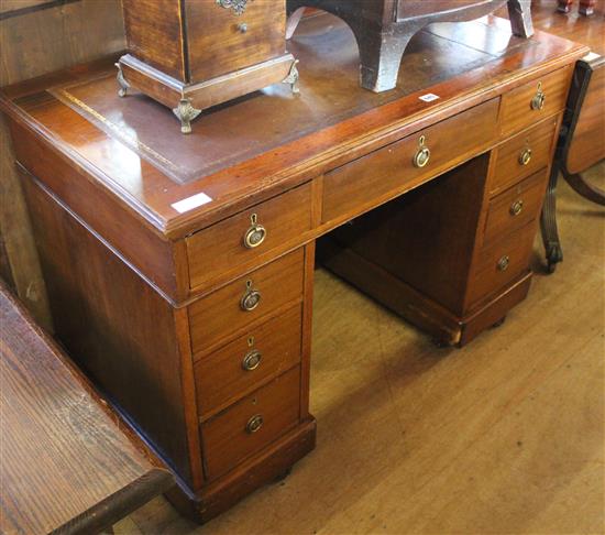 Edwardian mahogany pedestal desk